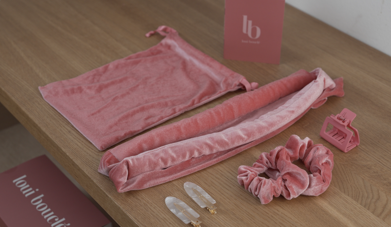 loui bouclé heatless curls set vollständiger lieferumfang ausgebreitet pink